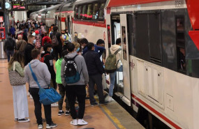 ep un gran numero de pasajeros entra a un tren en la estacion de madrid   puerta de atocha