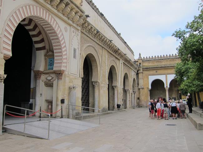 ep un grupoturistaspatiolos naranjosla mezquita