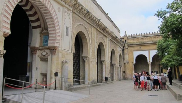 ep un grupoturistaspatiolos naranjosla mezquita