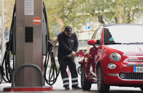 ep un hombre echando combustible a su vehiculo en una gasolinera
