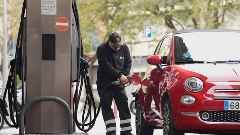 ep un hombre echando combustible a su vehiculo en una gasolinera