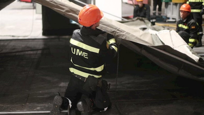 Un militar de la UME ayuda en el acondicionamiento del pabellón 14 de Ifema en Madrid | Eduardo Parra - Europa Press ep un militar de la ume ayuda en el acondicionamiento del pabellon 14 de ifema en madrid