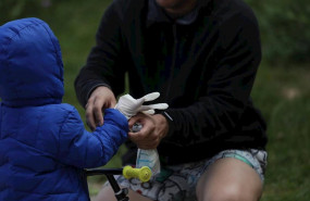 ep un padre le pone a su hijo los guantes que un voluntario de payasos de circos reunidos les ha