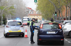 ep un policia municipal le piden la documentacion a un conductor en madrid en un dispositivo por el