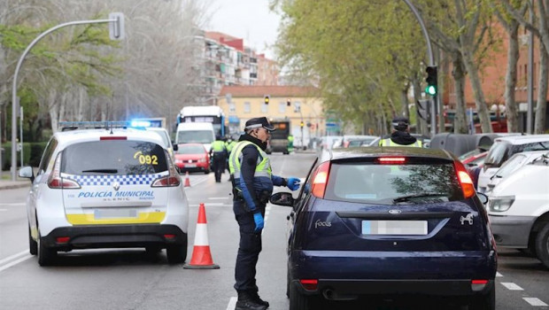 ep un policia municipal le piden la documentacion a un conductor en madrid en un dispositivo por el