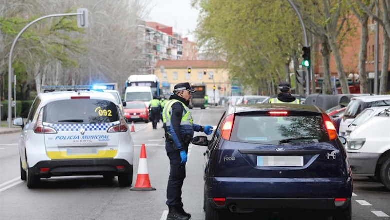 ep un policia municipal le piden la documentacion a un conductor en madrid en un dispositivo por el