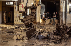 ep una excavadora en una calle de paiporta a 6 de noviembre de 2024 en paiporta valencia comunidad
