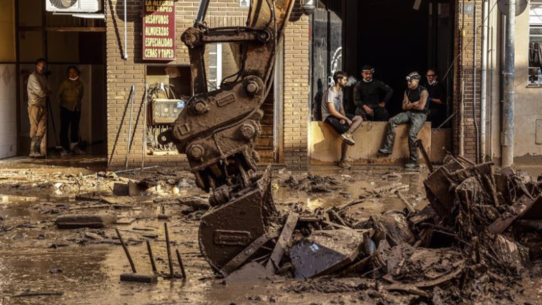 ep una excavadora en una calle de paiporta a 6 de noviembre de 2024 en paiporta valencia comunidad ep una excavadora en una calle de paiporta a 6 de noviembre de 2024 en paiporta valencia comunidad