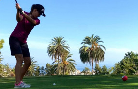 ep una mujer practica golf en un campo de la costa del sol ep una mujer practica golf en un campo de la costa del sol