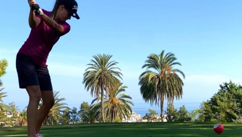 Una mujer practica golf en un campo de la Costa del Sol | DIPUTACIÓN DE MÁLAGA - Archivo ep una mujer practica golf en un campo de la costa del sol