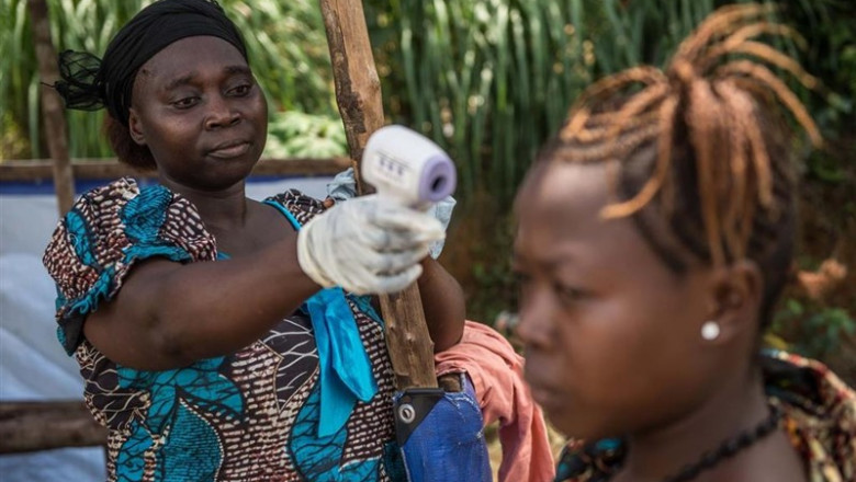 Una mujer realiza un control de detección del ébola en República Democrática del Congo con una pistola térmica | CÁRITAS - Archivo ep una mujer realizacontroldeteccion del ebolarepublica democraticacongouna pistola termica