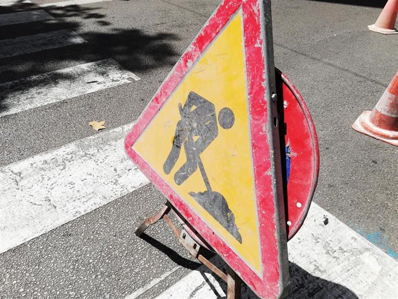 ep una senal de trafico advirtiendo de una obra recurso de obras obras construccion