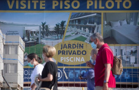 ep varias personas caminan junto a un cartel de viviendas en venta ep varias personas caminan junto a un cartel de viviendas en venta