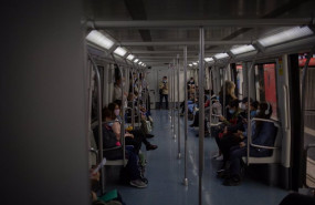 ep varias personas viajan en el metro de barcelona