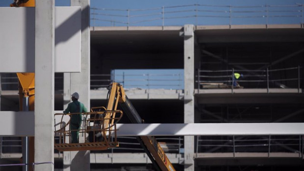 ep varios obreros trabajan con maquinaria de construccion en las obras del nuevo hospital de