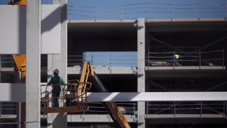 ep varios obreros trabajan con maquinaria de construccion en las obras del nuevo hospital de ep varios obreros trabajan con maquinaria de construccion en las obras del nuevo hospital de