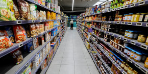 un client fait ses courses dans un supermarche a nice 