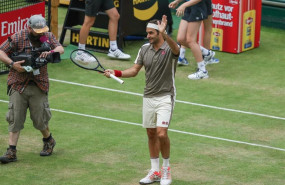 ep 20 june 2019 north rhine-westphalia halle swiss tennis player roger federer celebrates victory after defeating frances jo-wilfried tsonga in their mens singles round of 16 match of the halle open tennis tournament photo friso gentschdpa
