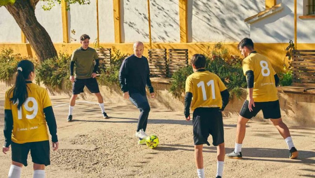 ep airbnb y laliga estrenan su alianza con una experiencia junto a andres iniesta en fuentealbilla