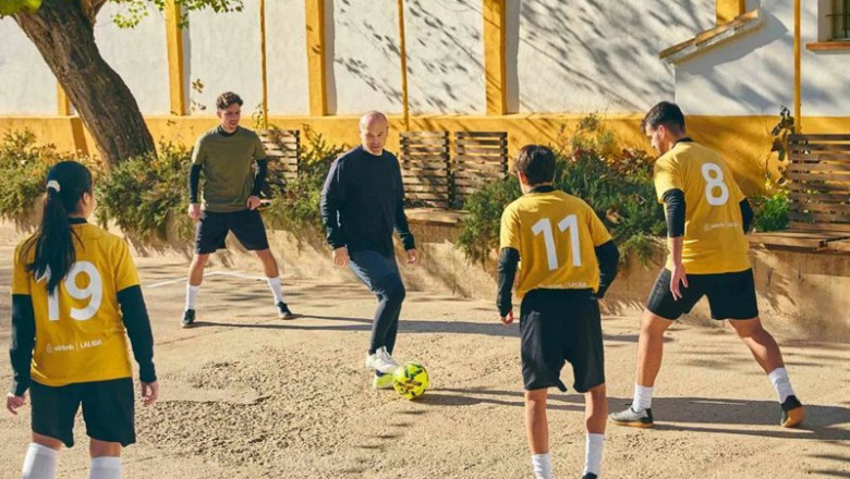 ep airbnb y laliga estrenan su alianza con una experiencia junto a andres iniesta en fuentealbilla