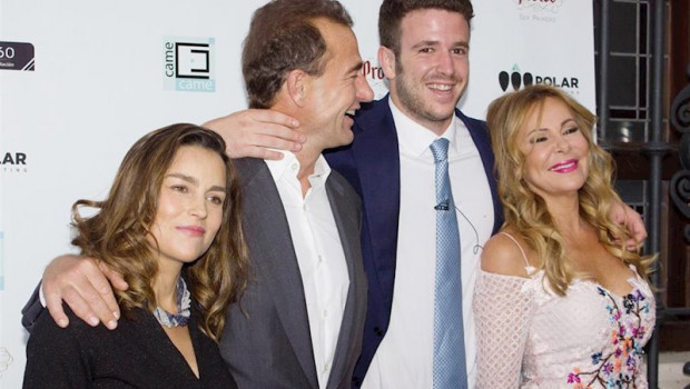 ep alex lequio junto a su madre ana obregon su padre alessandro y la esposa de este maria palacios