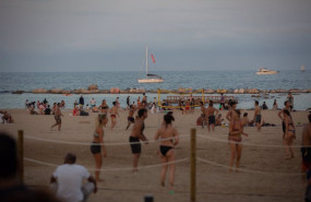 ep archivo   banistas en la playa en barcelona