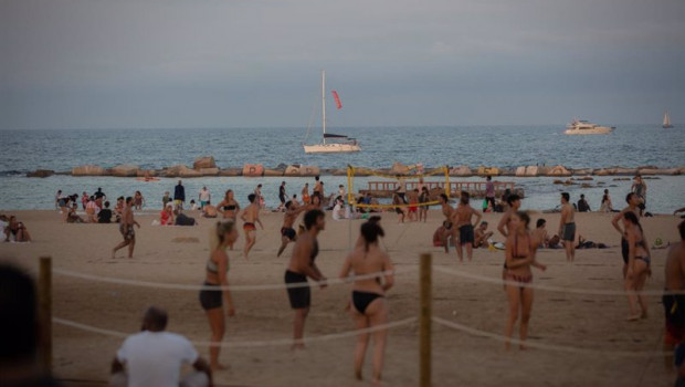 ep archivo   banistas en la playa en barcelona