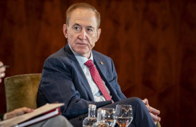 ep archivo   el presidente de mapfre antonio huertas dialoga con el presidente de ey espana federico