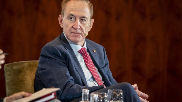 ep archivo   el presidente de mapfre antonio huertas dialoga con el presidente de ey espana federico