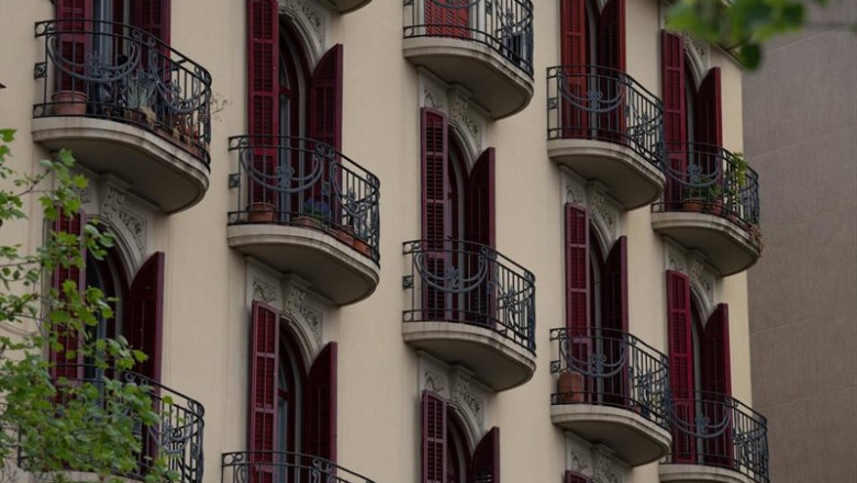 ep archivo   foto de archivo fachada de un edificio a 25 de abril de 2023 en barcelona