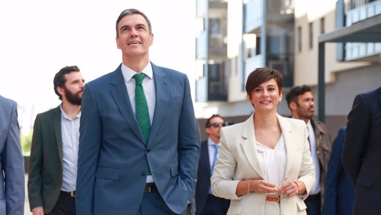 Archivo - (i-d): El presidente del Gobierno, Pedro Sánchez, y la ministra de Vivienda y Agenda Urbana, Isabel Rodríguez. | Rocío Ruz - Europa Press - Archivo ep archivo i d el presidente del gobierno pedro sanchez y la ministra de vivienda y agenda urbana