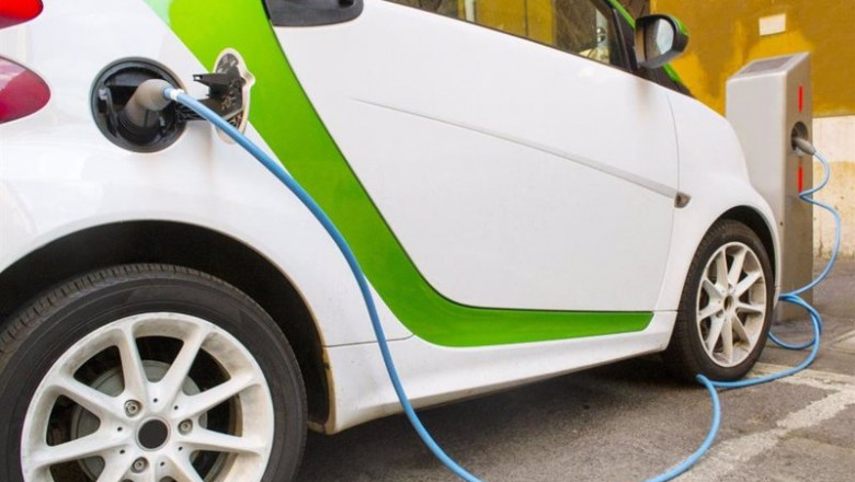Archivo - Imagen de un coche eléctrico cargándose. | COCHES.NET - Archivo ep archivo - imagen de un coche electrico cargandose