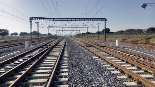 ep archivo   instalacion para la electrificacion del tren en extremadura