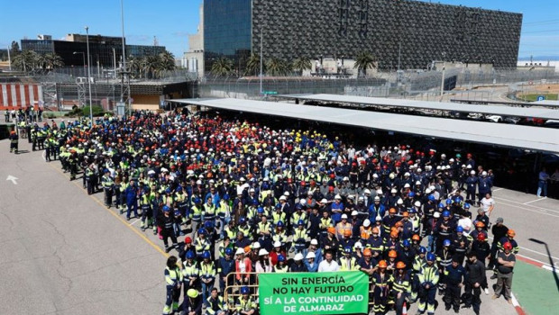 ep archivo   trabajadores de la central nuclear de de almaraz celebran una concentracion