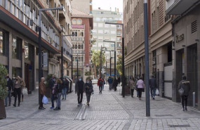 ep archivo   transeuntes caminan por la calle en logrono