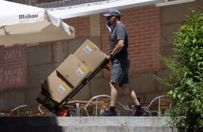 ep archivo   un hombre sujeta varias cajas a 2 de julio de 2024 en madrid espana