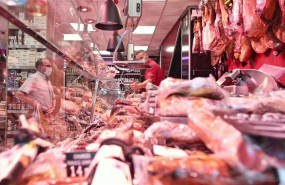 ep archivo   un hombre trabajando en una carniceria
