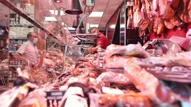 ep archivo   un hombre trabajando en una carniceria