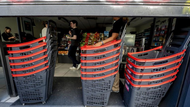 ep archivo   un supermercado cerrado tras el apagon electrico