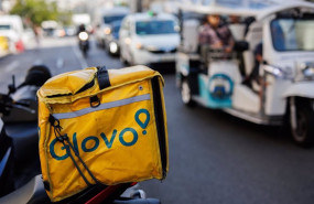 ep archivo   una mochila de glovo por una calle del centro de madrid en madrid espana