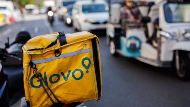ep archivo   una mochila de glovo por una calle del centro de madrid en madrid espana