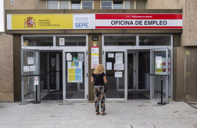 ep archivo   una mujer a las puertas de una oficina del sepe