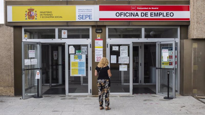 ep archivo una mujer a las puertas de una oficina del sepe ep archivo una mujer a las puertas de una oficina del sepe
