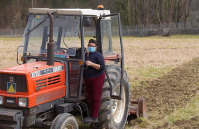 ep archivo   una mujer con su tractor en el campo