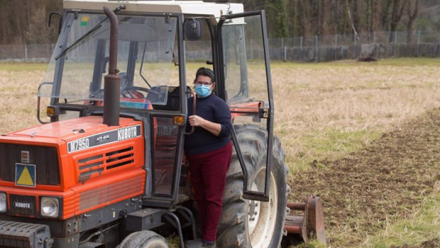 ep archivo   una mujer con su tractor en el campo