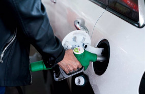 ep archivo   una mujer pone gasolina a su vehiculo en una gasolinera a 17 de junio en madrid espana