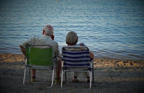 ep archivo   una pareja de mayores junto al mar