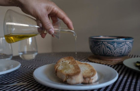 ep archivo   una persona echa aceite de una aceitera a una tostada