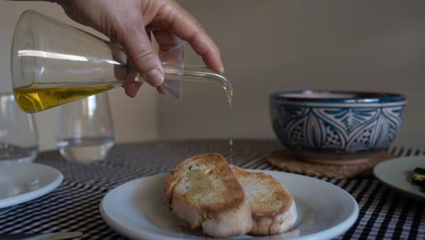 ep archivo   una persona echa aceite de una aceitera a una tostada