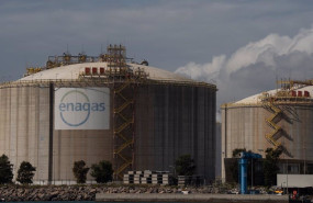 ep archivo   vista exterior de la planta regasificadora de enagas en el puerto de barcelona a 6 de